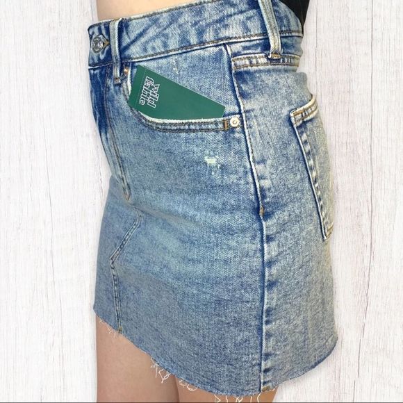 NWT Wild Fable Women's Sz 2 Jean Mini Skirt Light Wash Denim Raw Hem New - Picture 3 of 10